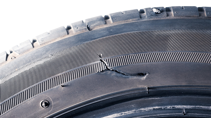 Pneumatico con taglio sul fianco